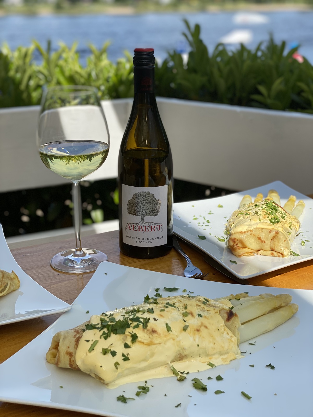 Wein und Essen auf der Terrasse